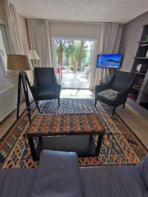 Wohnzimmer mit Blick zur Terrasse