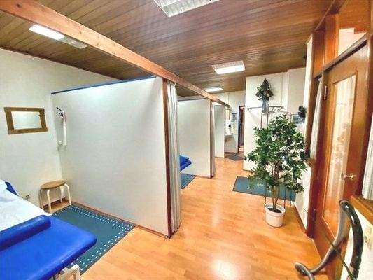 Helle Behandlungsräume sorgen für eine angenehme Atmosphäre