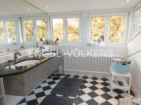 Großzügiges Badezimmer im DG