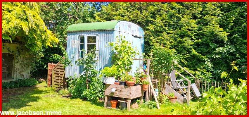 Kleiner Bauwagen im Garten