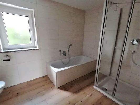 Tageslichtbad mit Wanne und Dusche