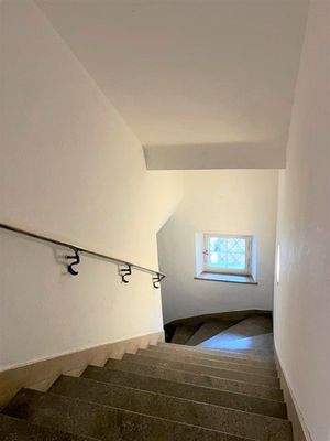 Treppe ins UG und Einliegerwohnung