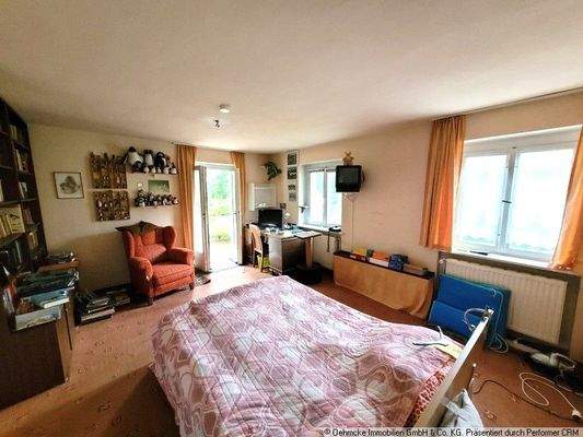 Schlafzimmer mit Zugang zur Terrasse