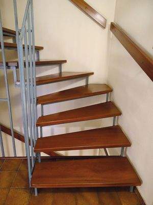 Treppe mit selbsttragender Holzkonstruktion und niedriger Setzstufenhöhe