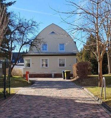 Einfahrt zum Grundstück mit Schranke