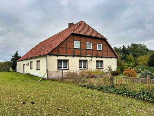 Bauernhaus mit Scheune - Frontansicht