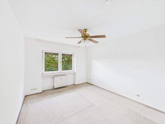 geräumiges Schlafzimmer 