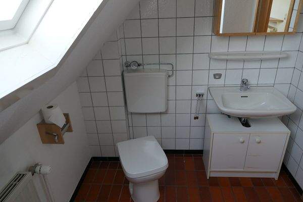 Bad mit Becken, neuem WC 