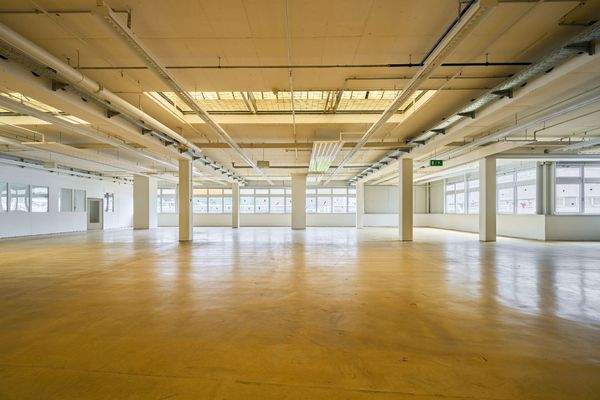 Vielfältige Produktionshalle mit Büros und großzügigen Mitarbeit