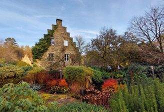 Flügel neben dem Hauptschloss