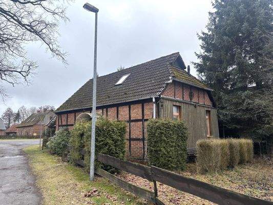 Seitlicher Blick auf das Wohnhaus