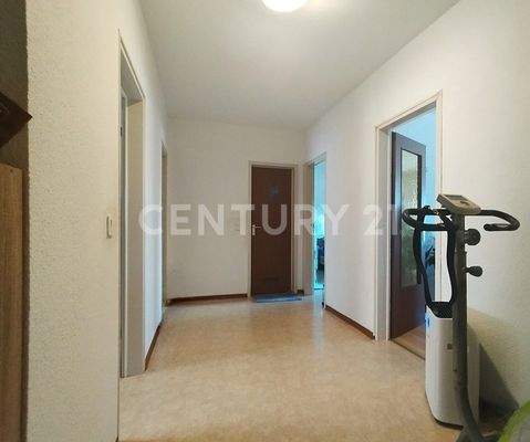 Der Wohnungseingangsbereich mit Zugang zu allen Zimmern