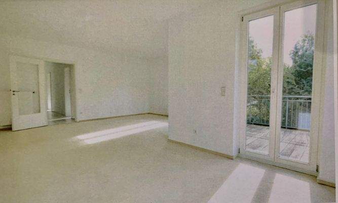 Wohnzimmer mit Ausgang zum Balkon 