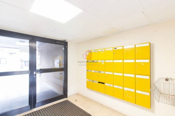 Hauseingang Briefkasten und Paketablage