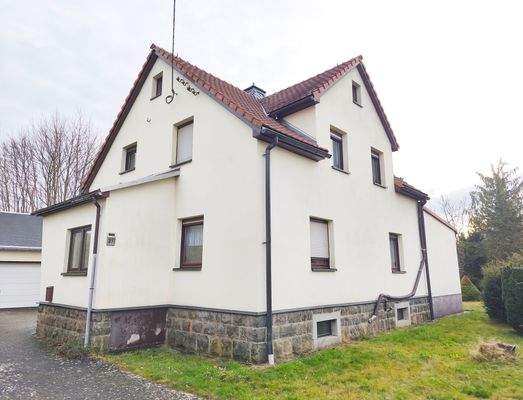 Haus Blick in Einfahrtsbereich