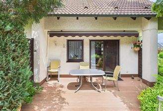 gemütliche Süd-Terrasse mit pflegeleichtem WPC-Bel