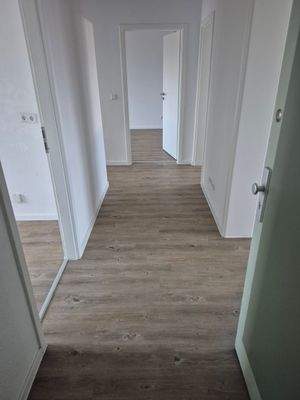 Heller Korridor mit Türen