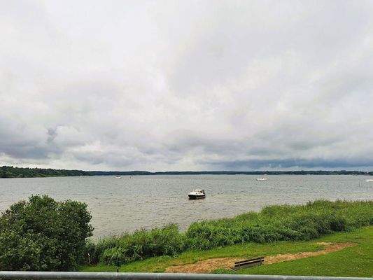 Müritz von der Parkanlage aus