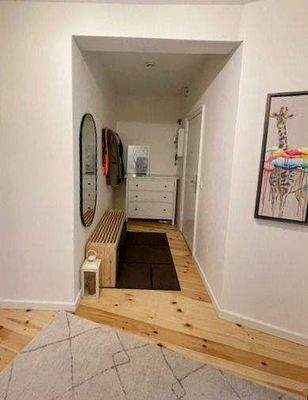 Flur mit Einrichtungsbeispiel