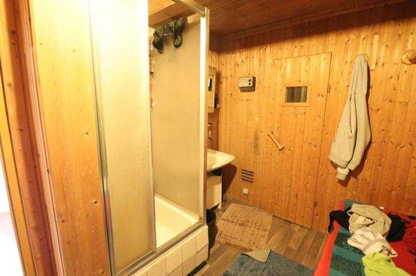 Saunaraum mit Dusche