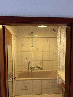 Badewanne m. Duschgarnitur