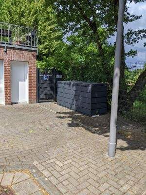 Eingänge Garage und Garten von vorne.jpg