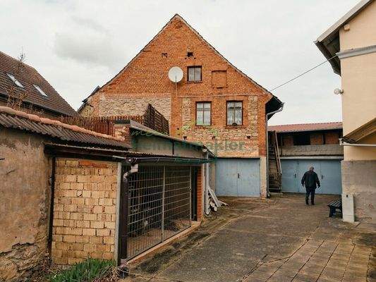 Hofansicht mit 2 Garagen