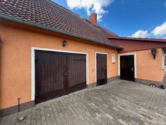 Rückansicht mit Garageneinfahrt