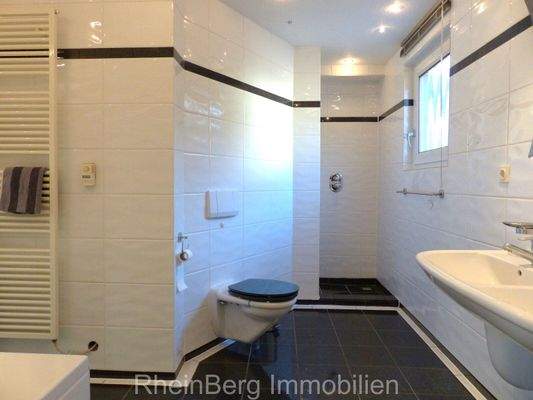 Bad m Wanne + Dusche EG