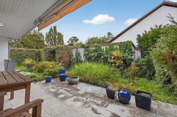 Gemütliche Terrasse mit direkter Gartensicht