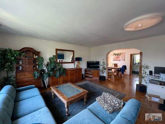 Wohnzimmer mit Zugang zum Balkon