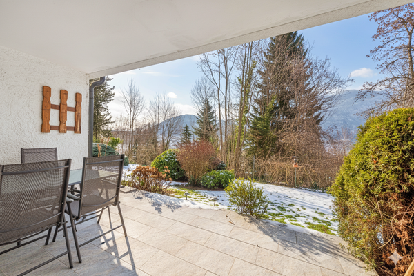 Loggia mit Blick in den Gemeinschaftsgarten
