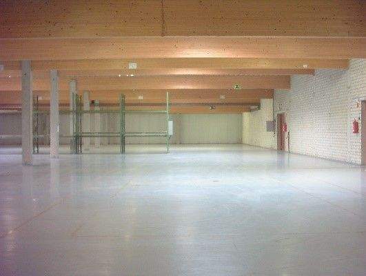 Halle 4 innen Blick nach Westen rechte Felder