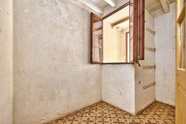 Renovierungsbedürftige Erdgeschosswohnung zum Verkauf in der Altstadt von Palma, Mallorca