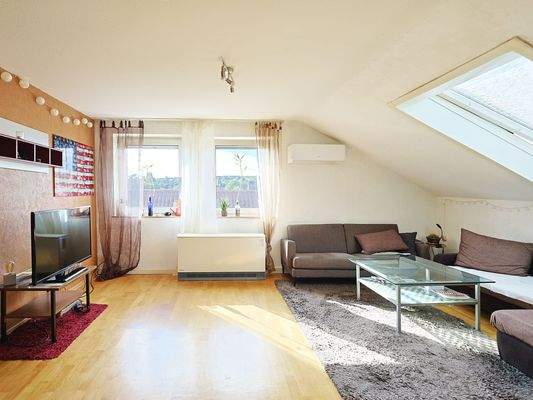 Helles, geräumiges Wohnzimmer