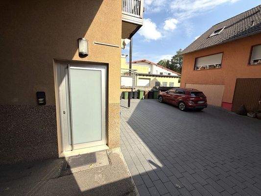 Hauseingang / Parkplatz