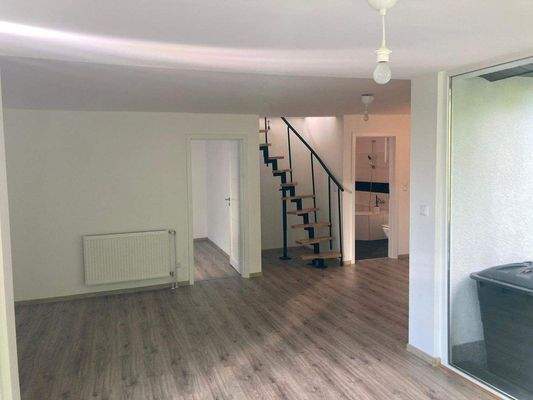 Wohnbereich mit Blick auf den Treppenaufgang