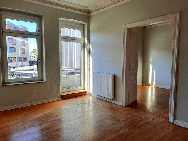 Ideal Zentral! Große Wohnung mit charmanten Stuckelementen und Balkon - Foto 1