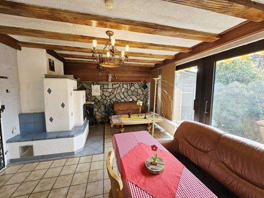 Wintergarten mit gemütlichen Kaminofen