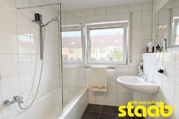 Tageslichtbad mit Wanne