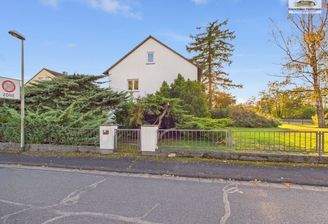 Straßenansicht des Hauses und Zaunanlage_1