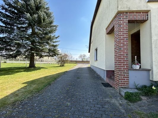 Zufahrt und hinterer Hausein- und -ausgang