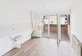 Küche mit Balkonzugang