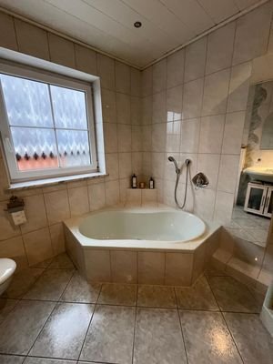 Bad mit Eckbadewanne