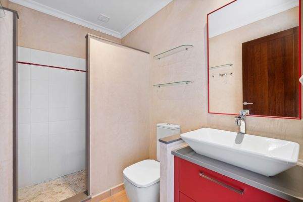 Eines von 4 Badezimmern