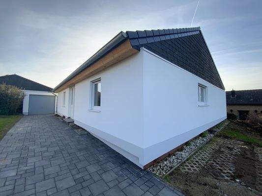 Seitenansicht mit Zufahrt Garage