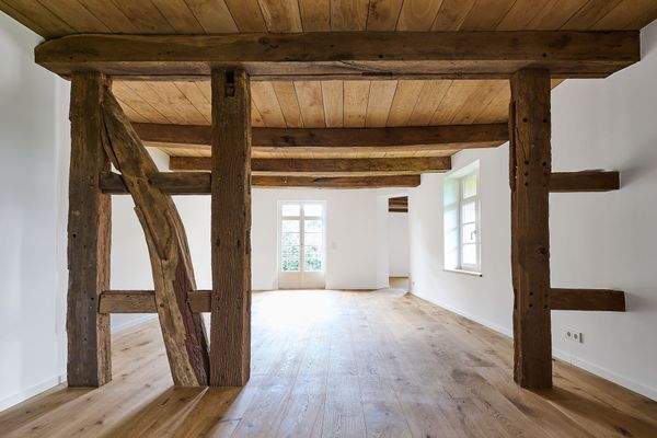 Der helle Wohn- und Essbereich mit Blick auf den Balkon