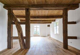 Der helle Wohn- und Essbereich mit Blick auf den Balkon