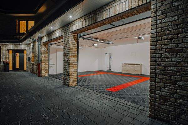 Doppelgarage und Haupteingang