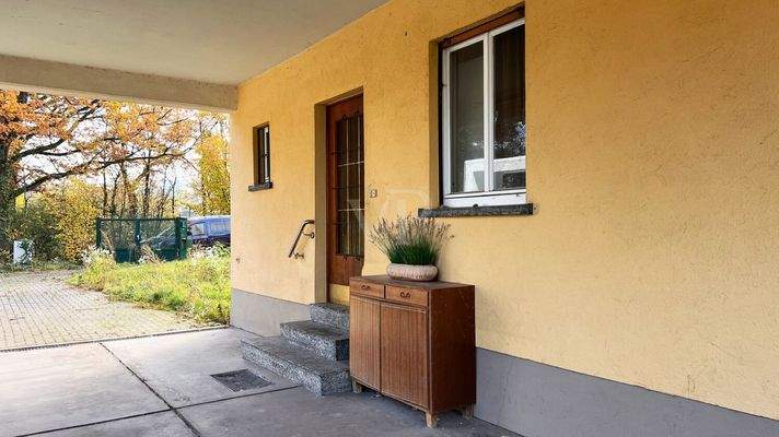 Hauseingang mit Carport